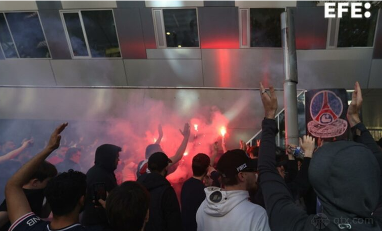 巴黎球迷高喊梅西内马尔离队 巴黎圣日耳曼官方谴责了球迷行为